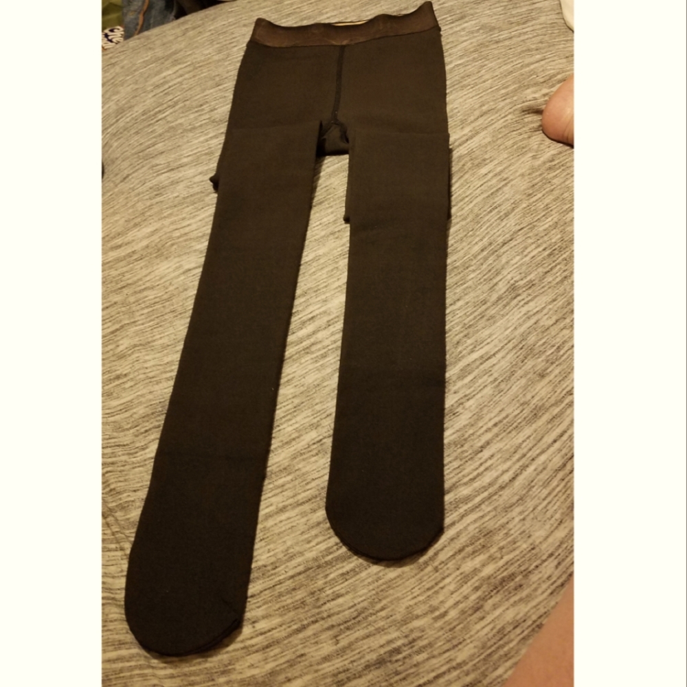 Warm thick leggings that covers feets